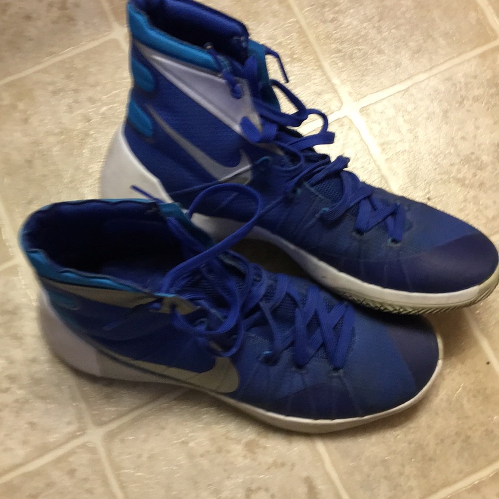 Men’s Nike tennis shoe